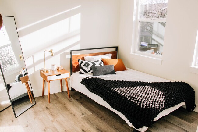 Building Photo - Amore