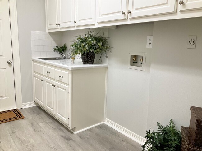 Building Photo - 25818 Overlake Dr