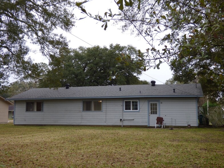 Building Photo - 2208 Monterrey Dr