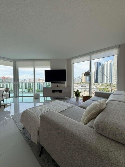 Building Photo - 200 Sunny Isles Blvd