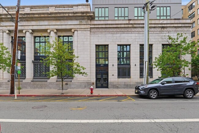 Building Photo - 313 1st St