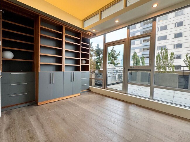 Building Photo - Gallery Penthouse Condo ~ Belltown