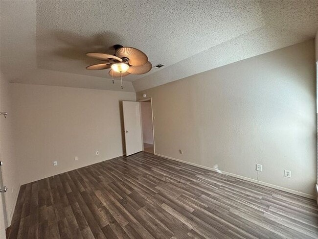 Building Photo - Beautifully updated 3-bedroom 2-bath home