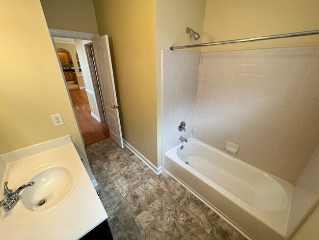 Building Photo - 1006 Goldenview Ct