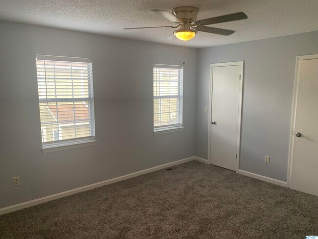 Building Photo - 11112 Memorial Pkwy SW