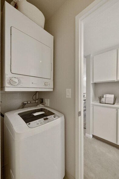 Washer Dryer - 1001 E Evelyn Ter