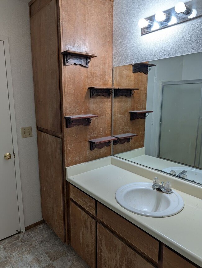 Building Photo - Newly remodeled Townhouse