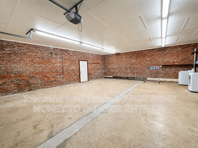 Building Photo - 3316 Cliffdale Rd