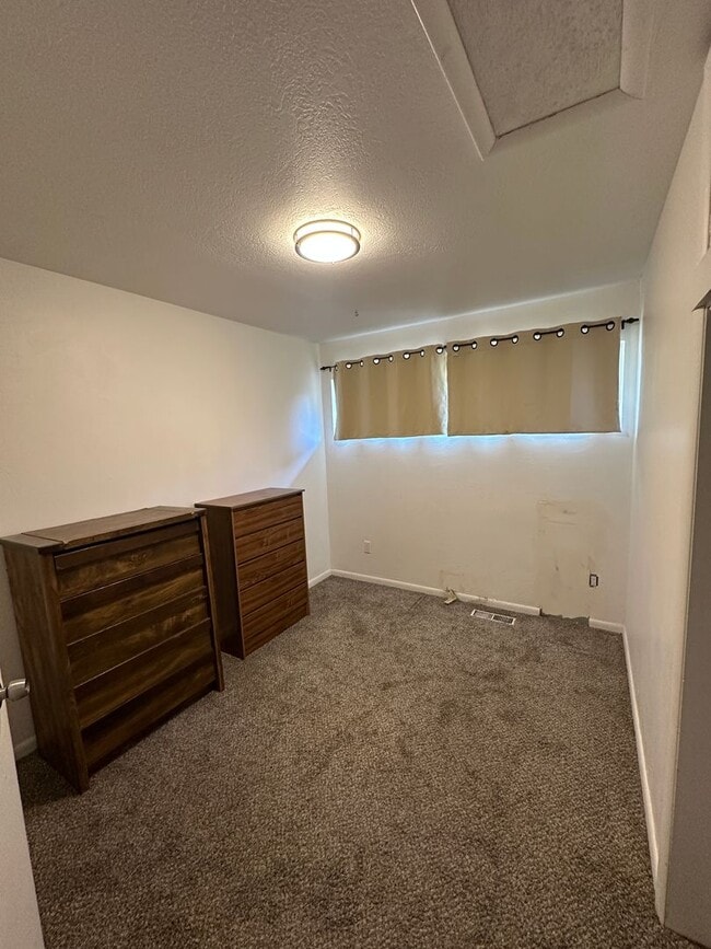 Building Photo - Charming basement apartment