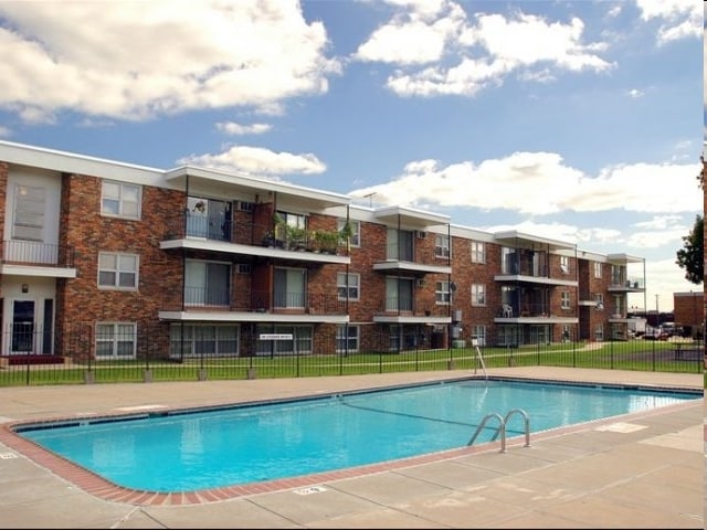 Pool - Point of America Apartments