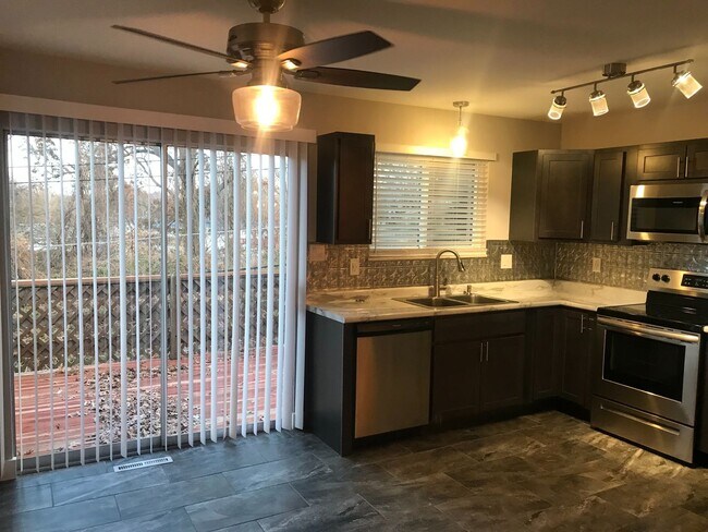 Building Photo - Pet Friendly, Renovated Home in Fox School District