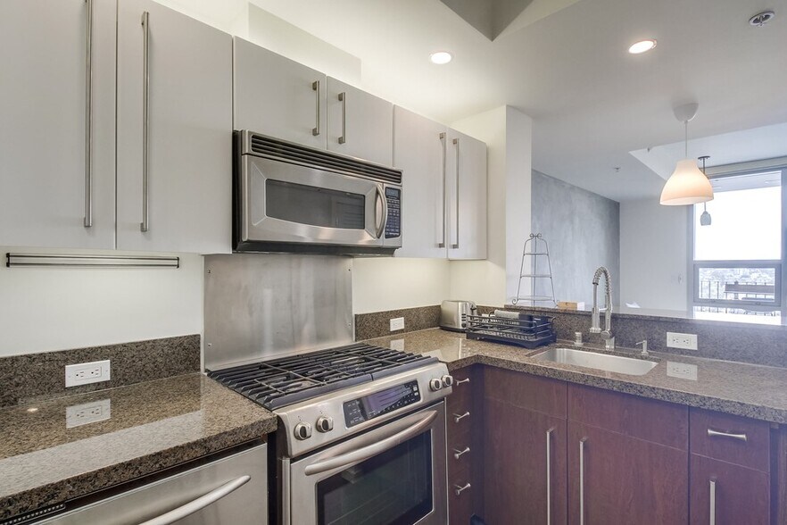 Building Photo - 321 10th Ave