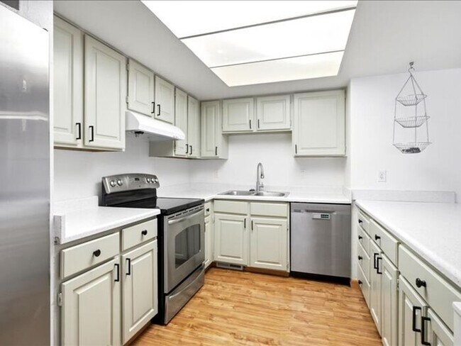 Building Photo - Cottonwood Heights 5 bed 3 bath Twin Home