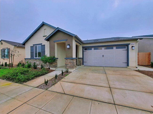 Building Photo - 3 Bedroom Home Near Armstrong & Olive!