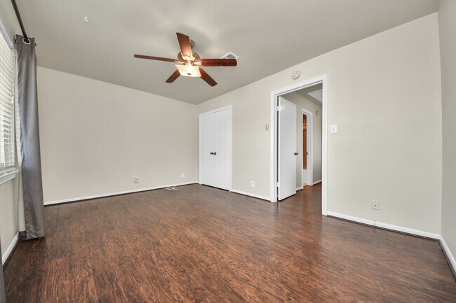 Building Photo - 6334 Chevy Chase Dr