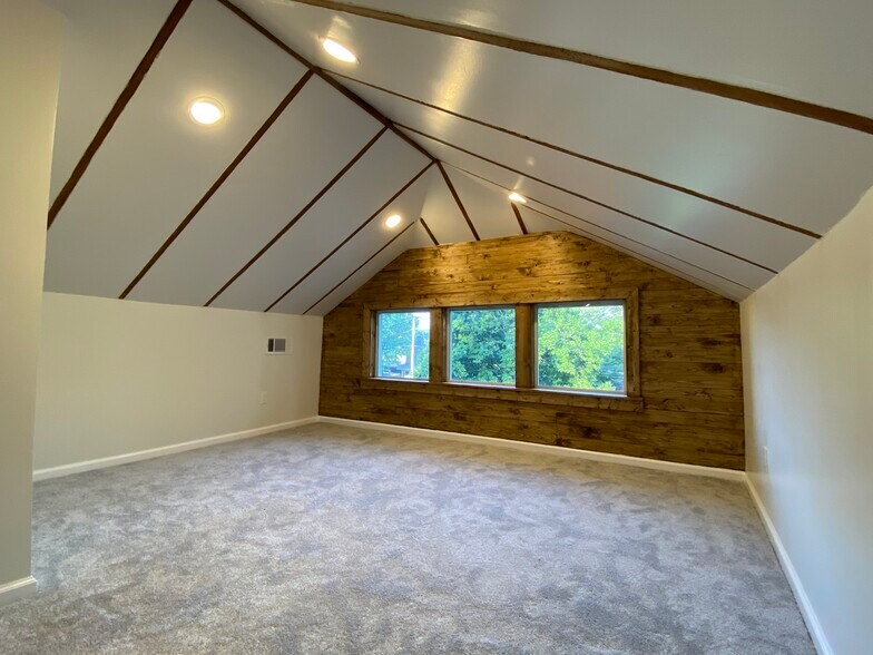 Attic bedroom - 327 N Willett St