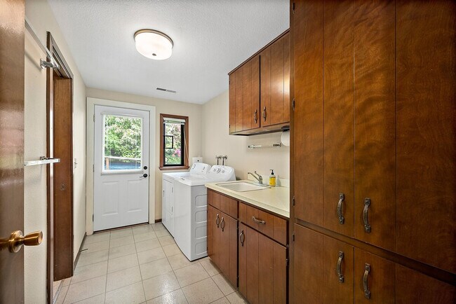 Building Photo - 153 Maple Ln NW