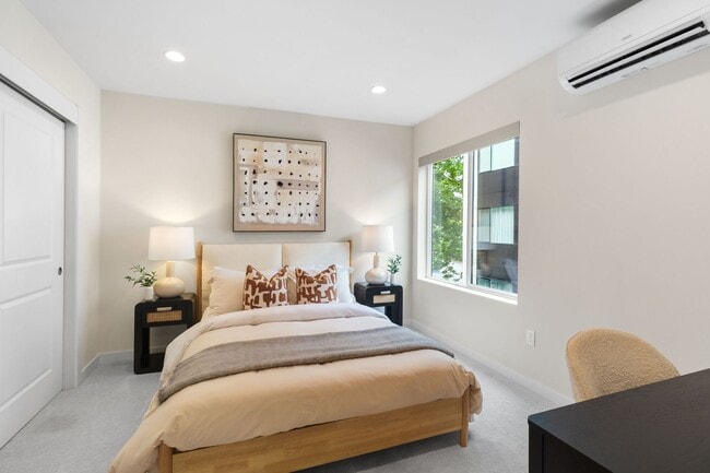 Building Photo - Comfort Meets Convenience in This Bellevue Condo