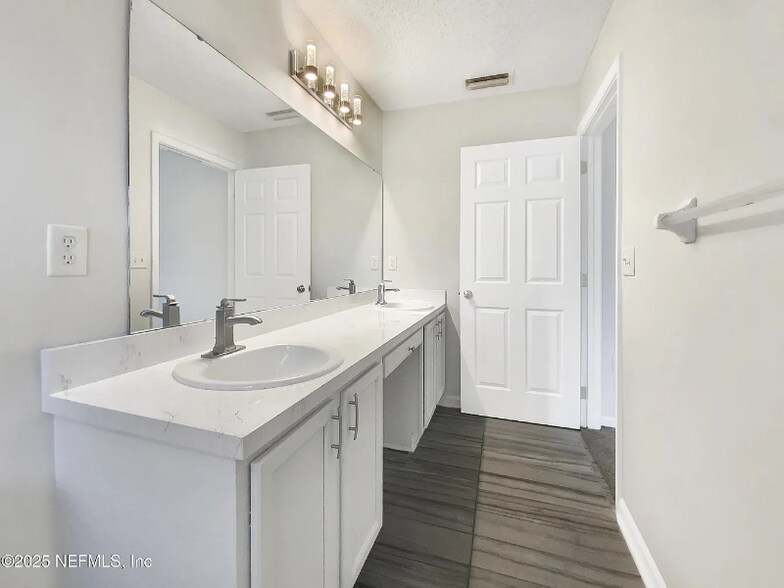 Building Photo - 3345 Millcrest Dr