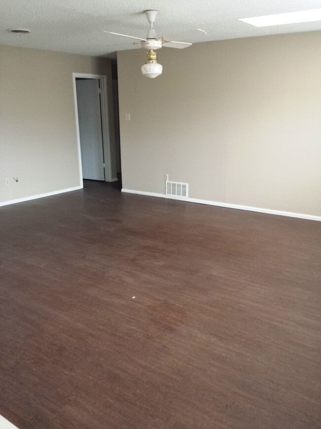 Building Photo - Great Centrally Located Property,Tech, Med...