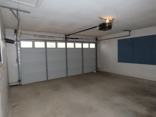 Building Photo - South Tyler! Lovely 3 Bedroom, 2 Bath House w/Garage