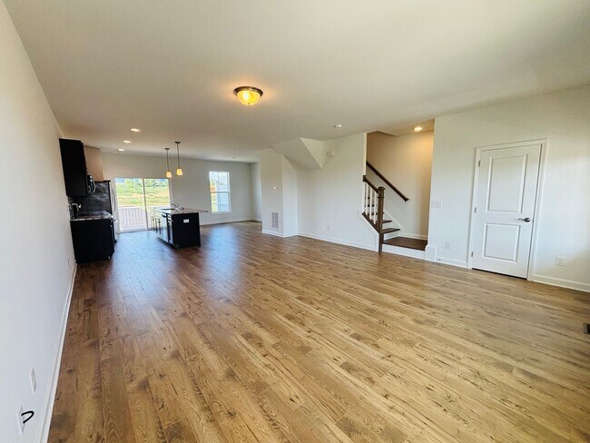 Building Photo - 3 Bedroom 2.5 Bath Townhouse