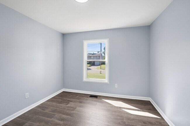 Building Photo - Newly Renovated Three Bed available to rent with move-in special!