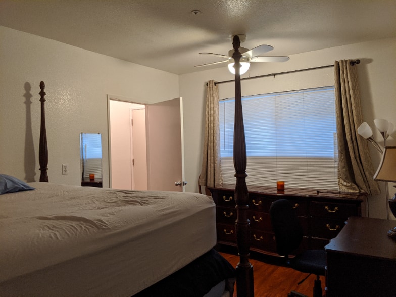 Building Photo - 934 E Duane Ave