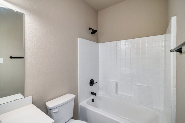 Building Photo - GORGEOUS 3 BEDROOM DUPLEX LOCATED IN MIDLO...