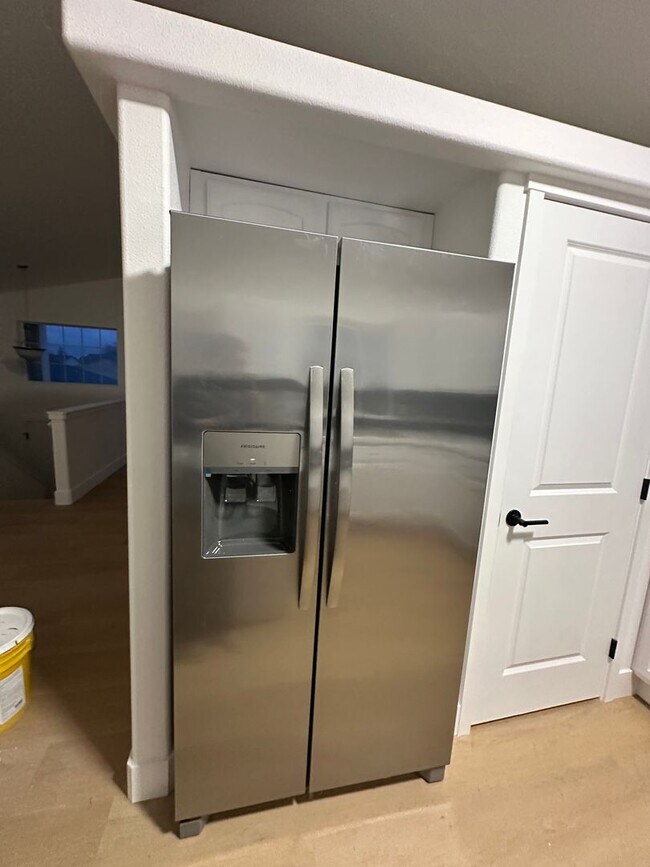 Building Photo - Available in MARCH.  Spacious Single Family - Remodeled- Home with big yard in great location