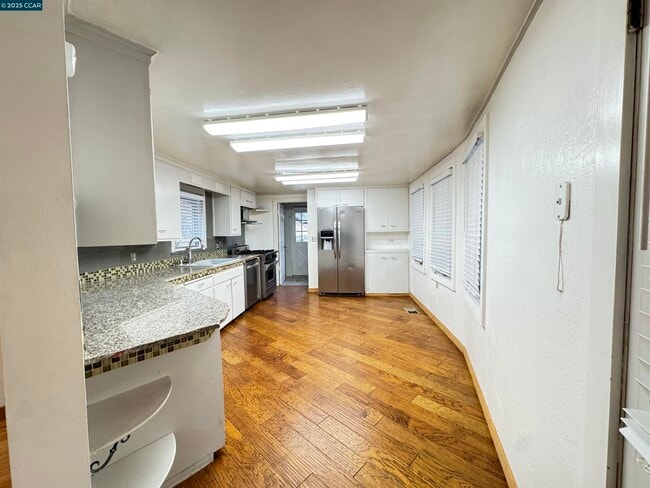 Building Photo - 1139 Sierra Vista Way