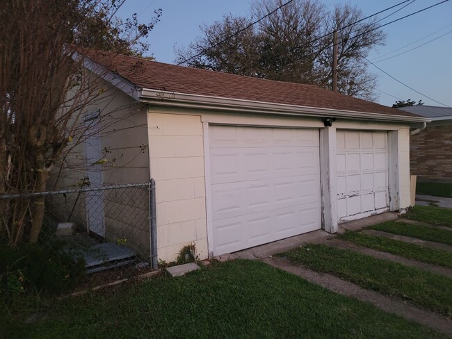 Building Photo - Single story 3 bedroom corner of 48th N 1/2