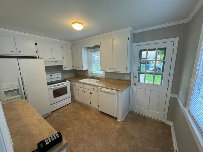Building Photo - Cute 2 Bed 1 Bath House on Corner Lot