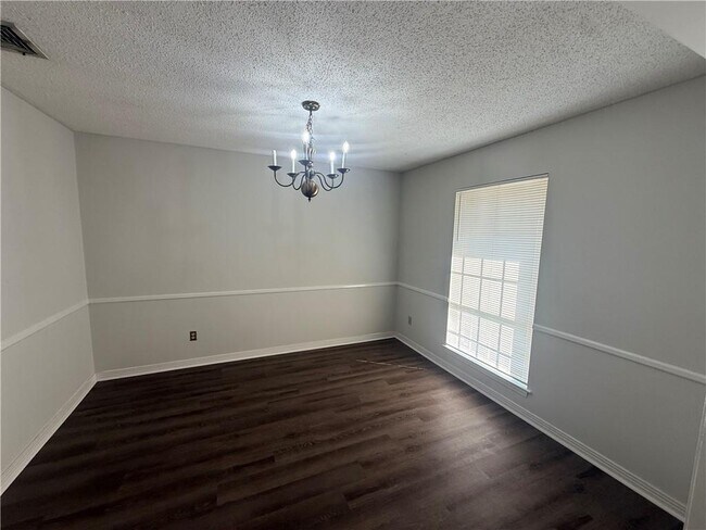 Building Photo - 1513 Deerwood Dr E