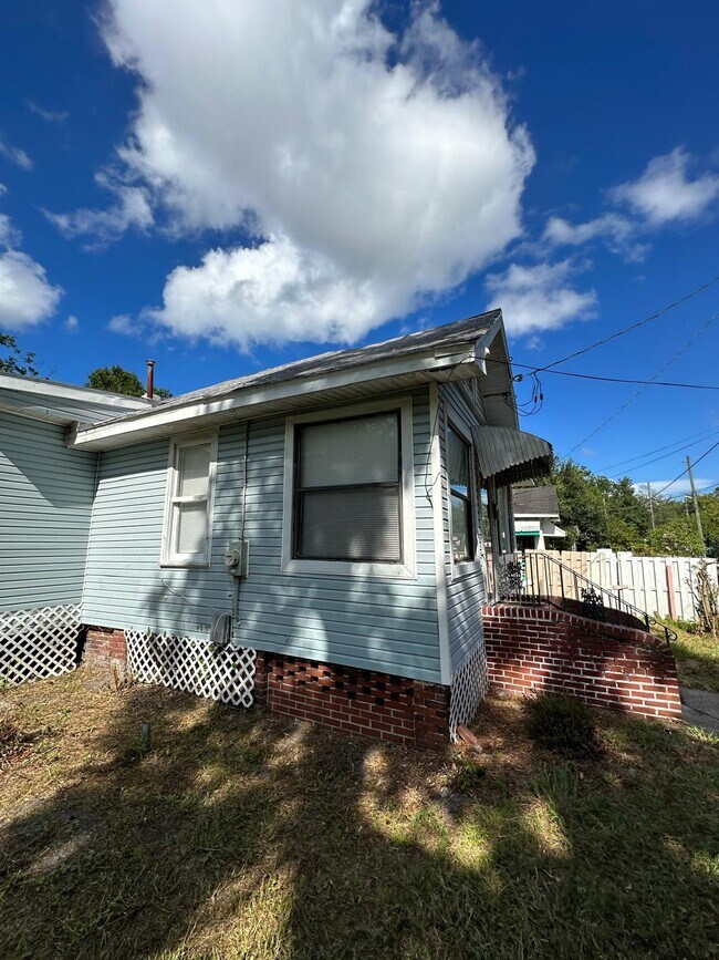 Building Photo - 1555 W 7th St