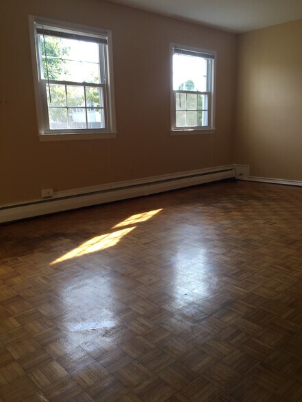 Living room - 105 Garfield Ave