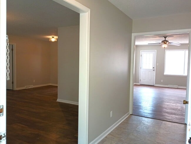 Building Photo - 4 Bedroom 3 Bath Coming Available!!