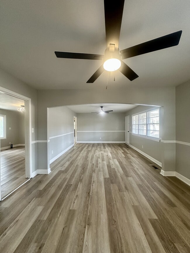 Building Photo - 2100 Park Ln