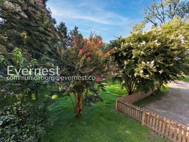 Building Photo - 3 Bed/1.5 Bath Home with Fenced Yard / Available Now!