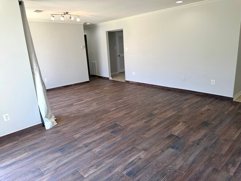 Building Photo - 10230 Prince Pl