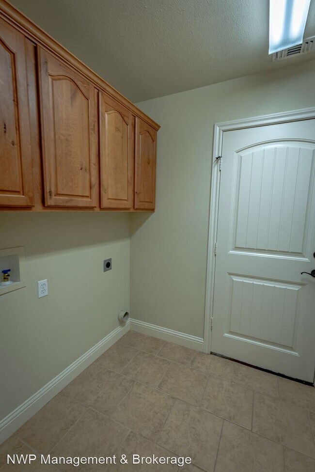 Building Photo - 3 br, 2 bath House - 5801 Thompson Pl.