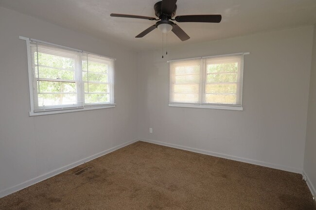 Building Photo - 604 E Brookwood Dr