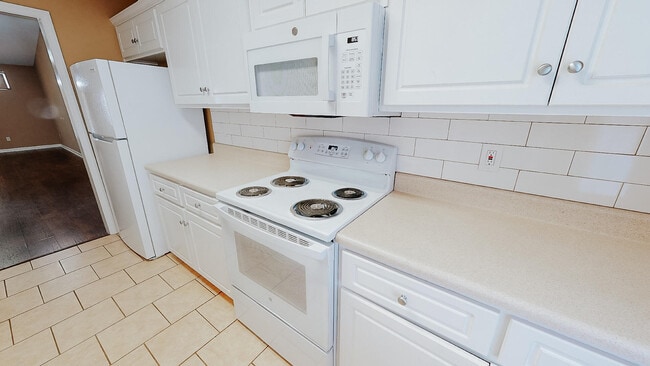 Building Photo - 104 Queens Ct