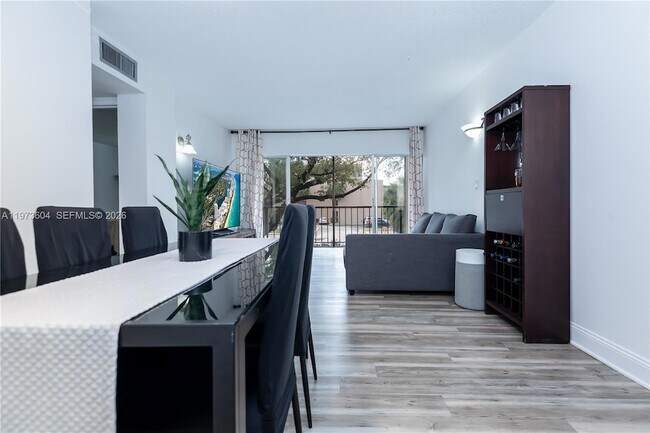 Building Photo - 8889 Fontainebleau Blvd