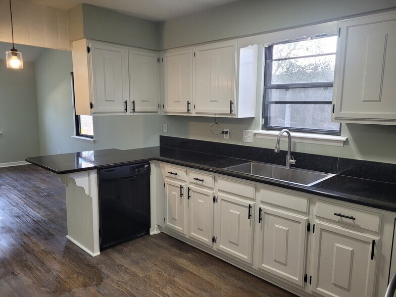 Building Photo - 8511 England St