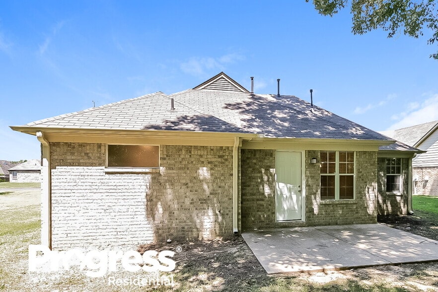 Building Photo - 6304 Kingsview Dr