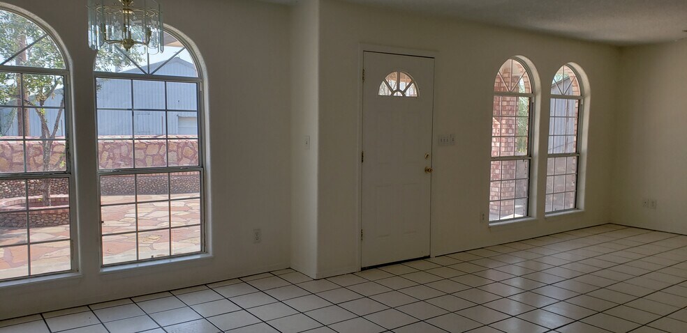 Building Photo - 3026 Douglas Ave