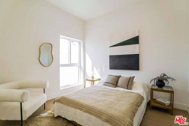 Building Photo - 611 N Virgil Ave