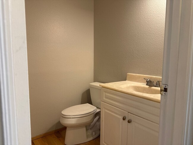 Building Photo - Dec special with January 1, 2926 move in. Beautiful Tri-level 4 beds, 2.5 baths plus den, within ...