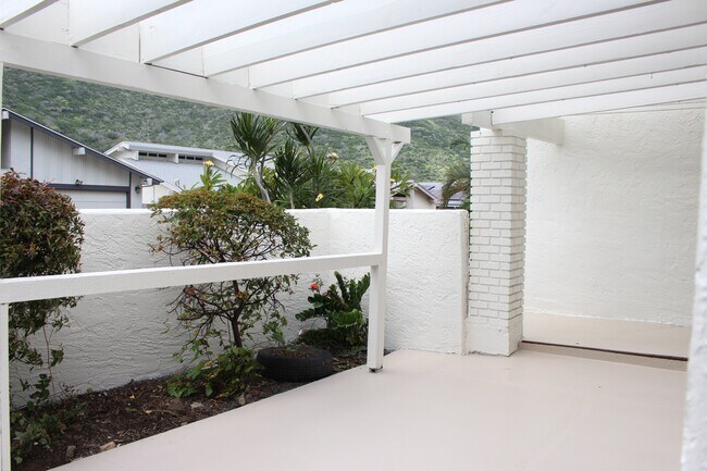 Building Photo - 1279 Kaeleku St